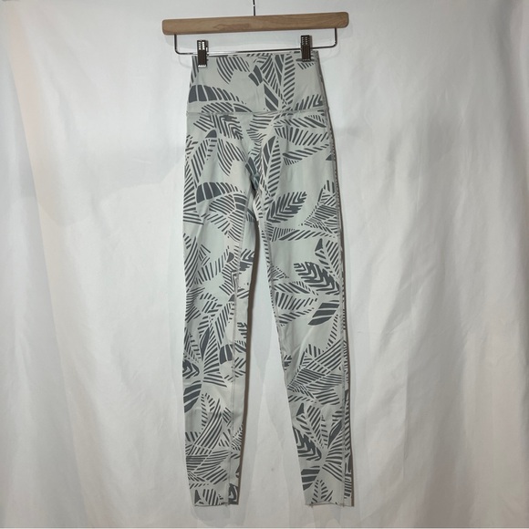 aerie Pants - Aerie Chill Play Move High Waisted Leggings Palm Tropical Leaf Print Size XS